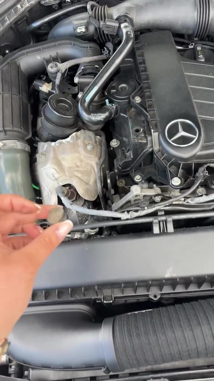 Arbeit am Motor eines Mercedes